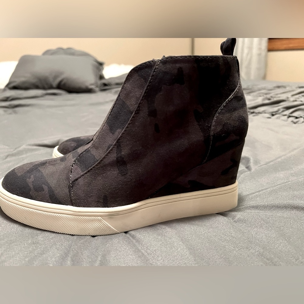 MIA Gray Camo Wedge Sneakers Size 7 New